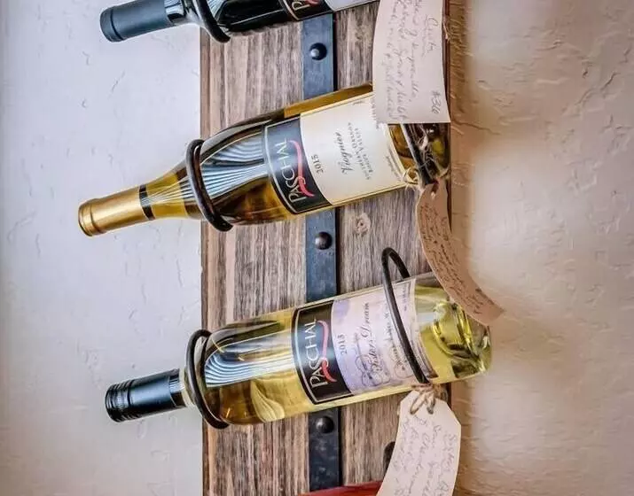 Redtail Suites ~ Entire Home ~ Sleeps 12 ~ Tesla Station