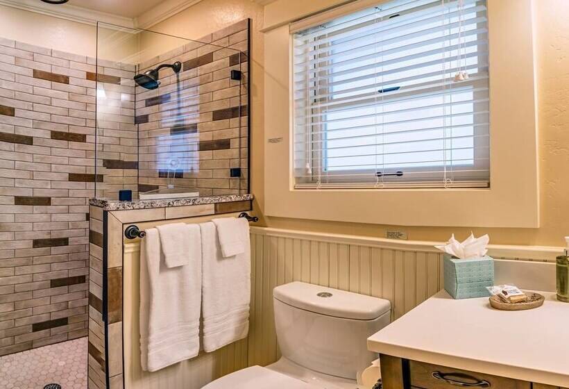 Redtail Suites ~ Entire Home ~ Sleeps 12 ~ Tesla Station