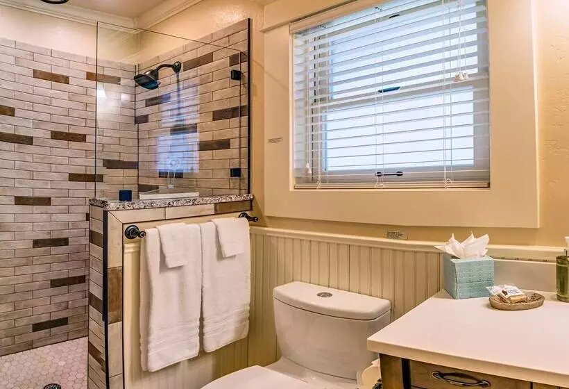 Redtail Suites ~ Entire Home ~ Sleeps 12 ~ Tesla Station