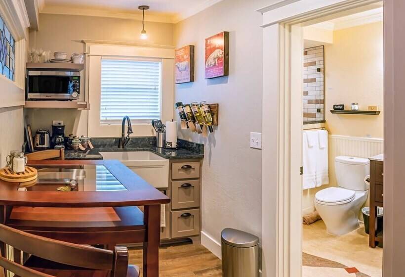 Redtail Suites ~ Entire Home ~ Sleeps 12 ~ Tesla Station