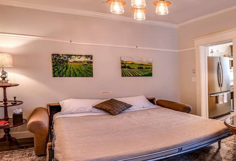 Redtail Suites ~ Entire Home ~ Sleeps 12 ~ Tesla Station