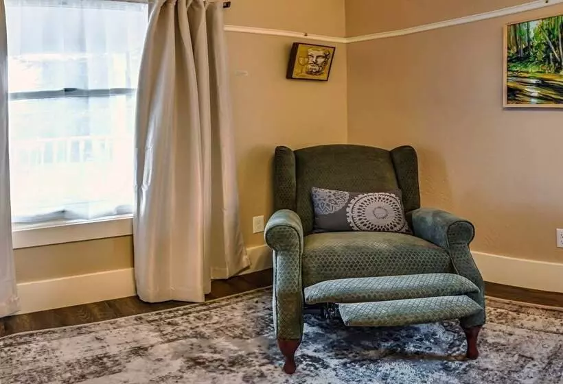 Redtail Suites ~ Entire Home ~ Sleeps 12 ~ Tesla Station