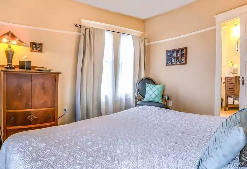 Redtail Suites ~ Entire Home ~ Sleeps 12 ~ Tesla Station