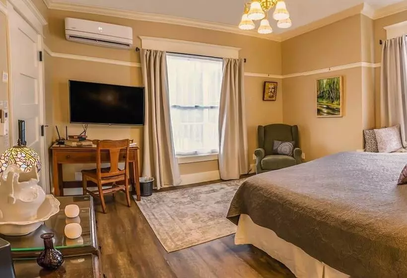 Redtail Suites ~ Entire Home ~ Sleeps 12 ~ Tesla Station