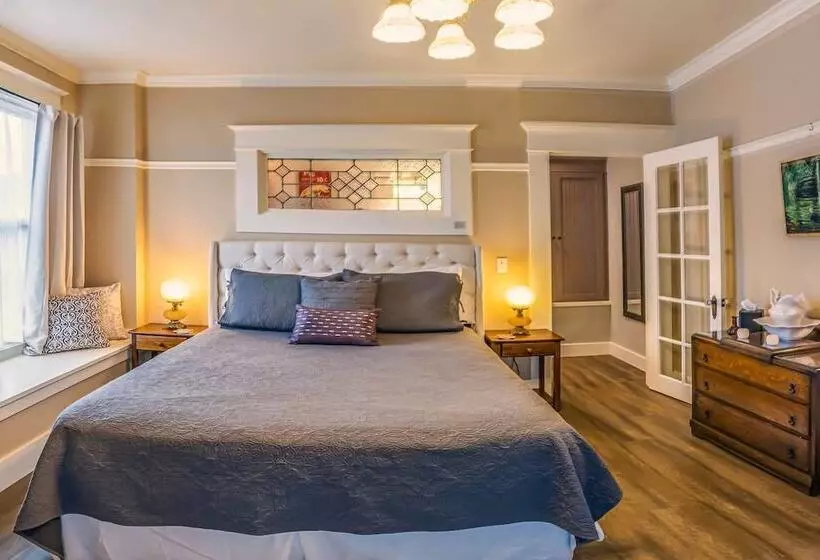 Redtail Suites ~ Entire Home ~ Sleeps 12 ~ Tesla Station