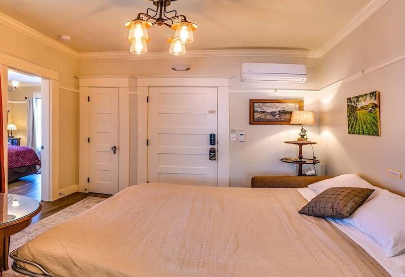 Redtail Suites ~ Entire Home ~ Sleeps 12 ~ Tesla Station