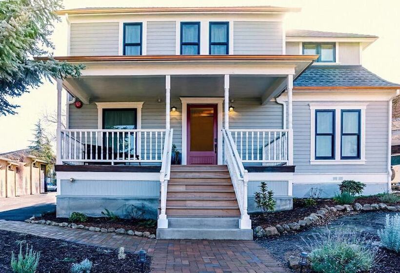 Redtail Suites ~ Entire Home ~ Sleeps 12 ~ Tesla Station