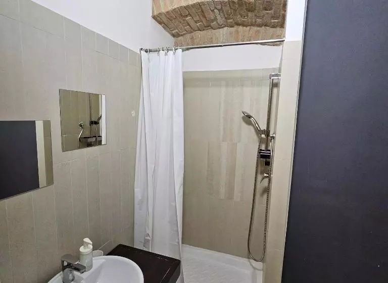 پانسیون Essential & Parking In Centro Città Con Parcheggio Privato E Wifi