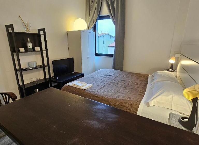 پانسیون Essential & Parking In Centro Città Con Parcheggio Privato E Wifi