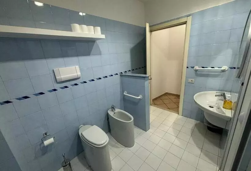 پانسیون Essential & Parking In Centro Città Con Parcheggio Privato E Wifi