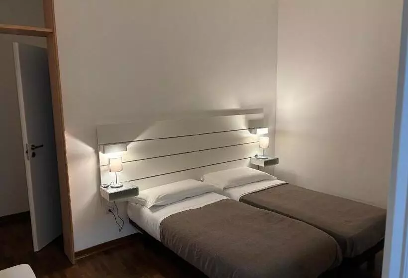 پانسیون Essential & Parking In Centro Città Con Parcheggio Privato E Wifi