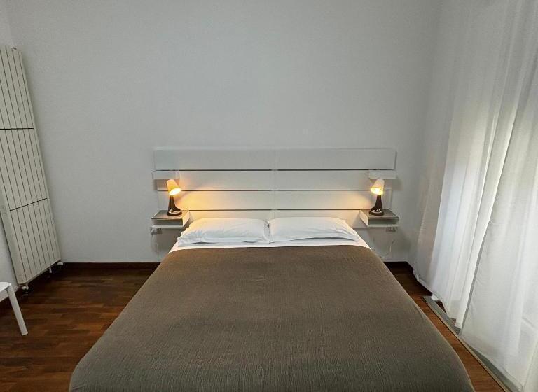 پانسیون Essential & Parking In Centro Città Con Parcheggio Privato E Wifi