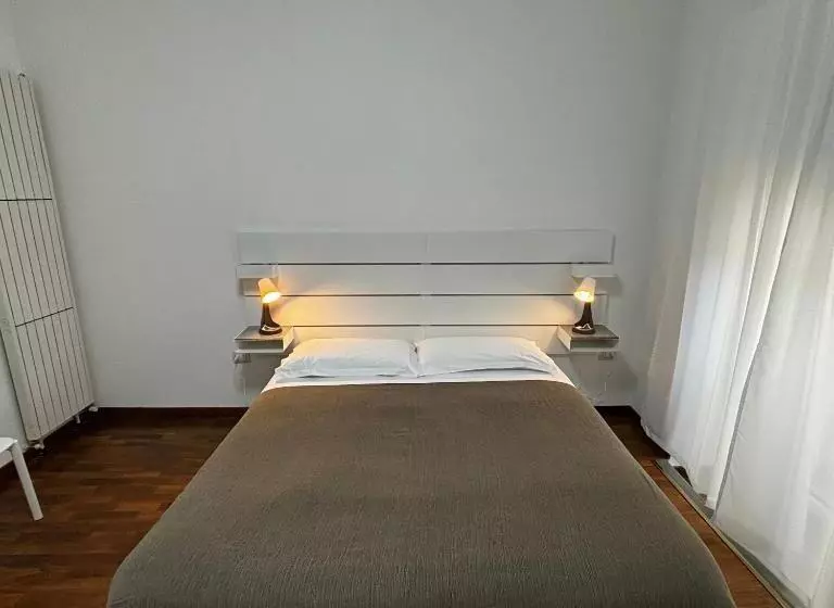 پانسیون Essential & Parking In Centro Città Con Parcheggio Privato E Wifi