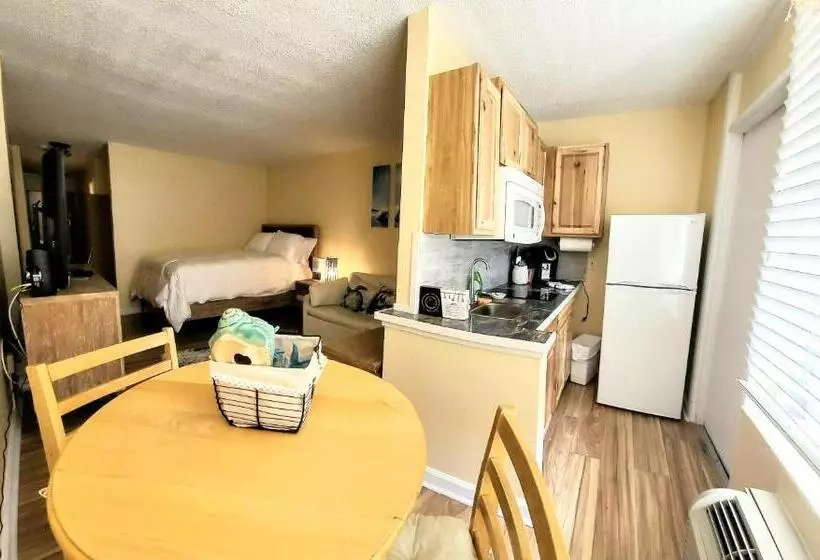 Oceanfront Escape With Balcony And Heated Salt Water Pool Sleeps 4