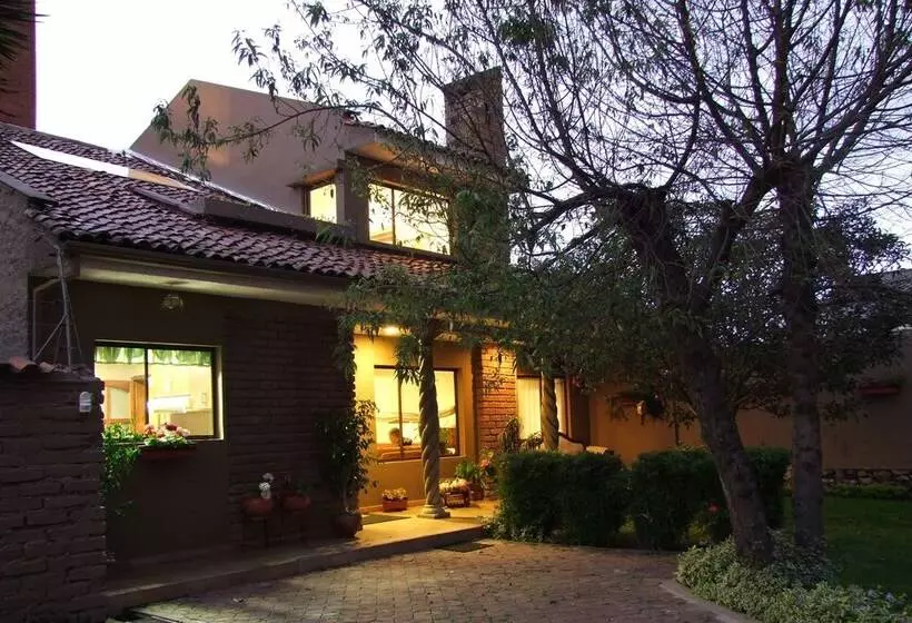 مسافرخانه Casa Lloret