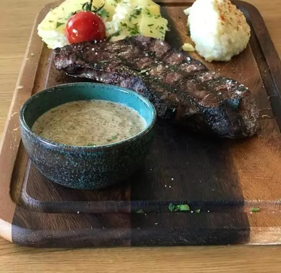 L Outa Hotel Restaurant