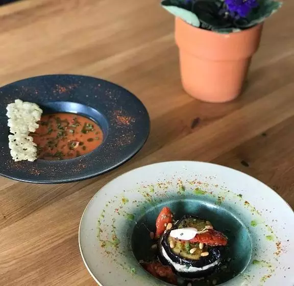 L Outa Hotel Restaurant