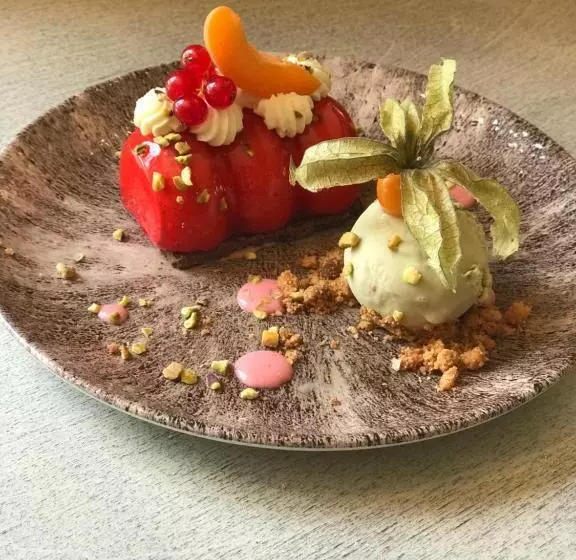 L Outa Hotel Restaurant