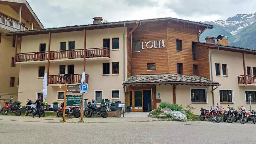 L Outa Hotel Restaurant