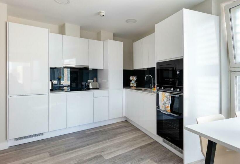 هتل The Westwood Summer Accommodation