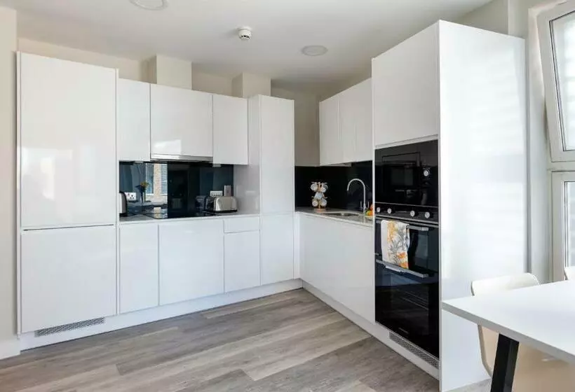 هتل The Westwood Summer Accommodation