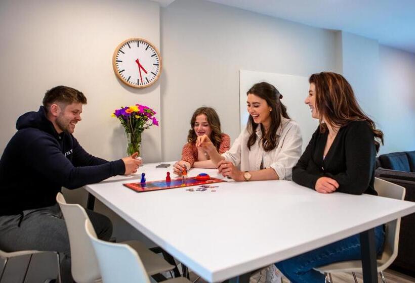 هتل The Westwood Summer Accommodation