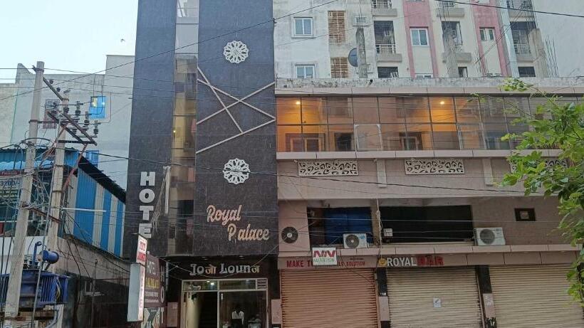 ホテル Oyo 28091 Royal Palace