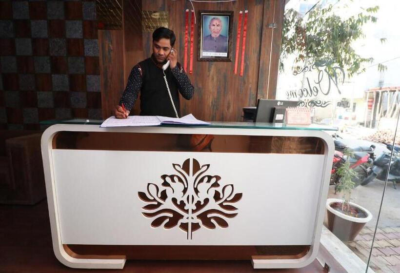 ホテル Oyo 28091 Royal Palace