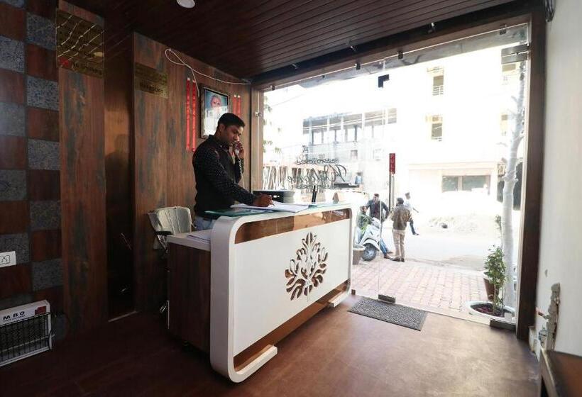 ホテル Oyo 28091 Royal Palace