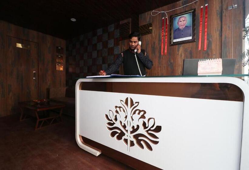 ホテル Oyo 28091 Royal Palace