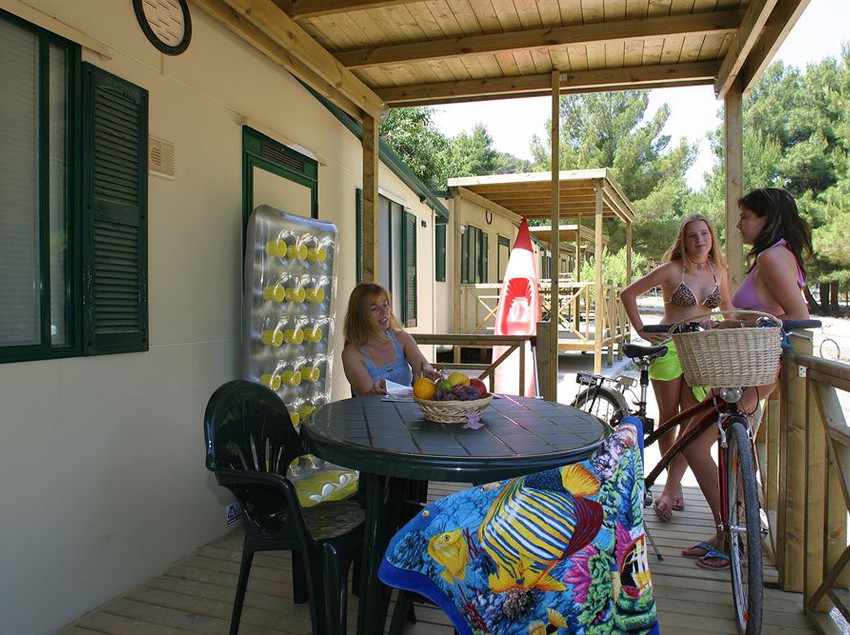 هتل Camping Village Baia e Cala Campi