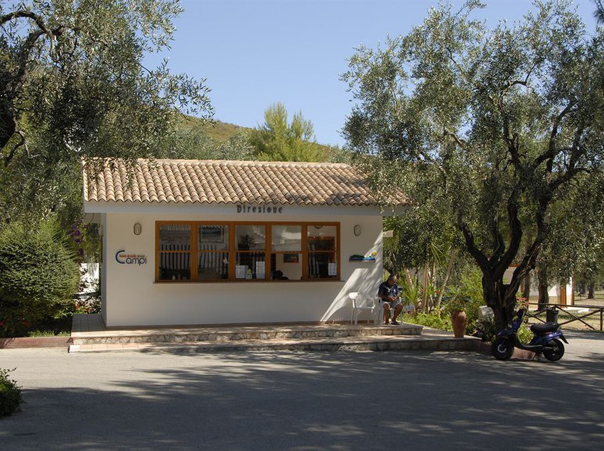 هتل Camping Village Baia e Cala Campi