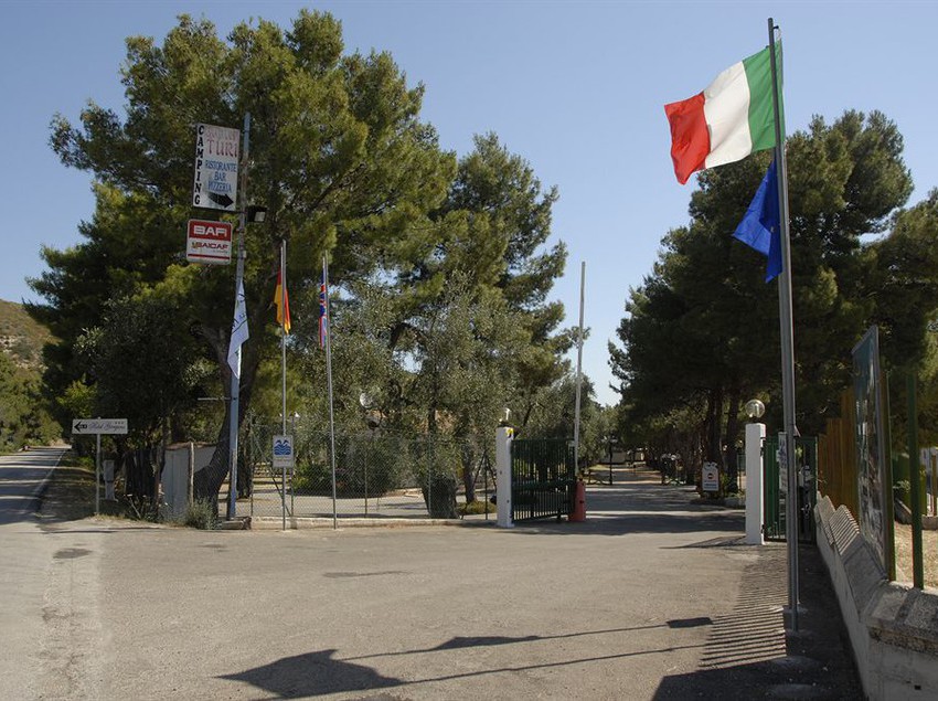 هتل Camping Village Baia e Cala Campi