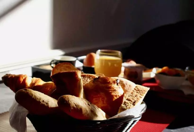 هتل Hôtel Le Charleston