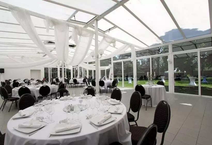 هتل Logis Manoir De Fourcy