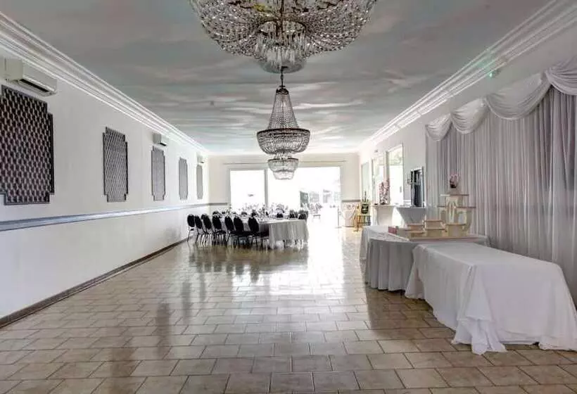 هتل Logis Manoir De Fourcy