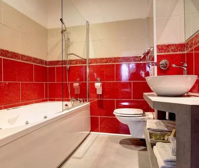 هتل Logis Manoir De Fourcy