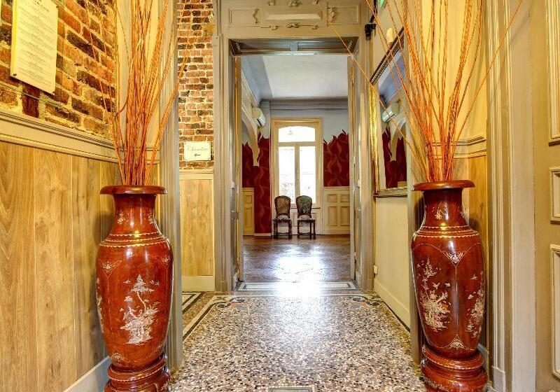 هتل Logis Manoir De Fourcy