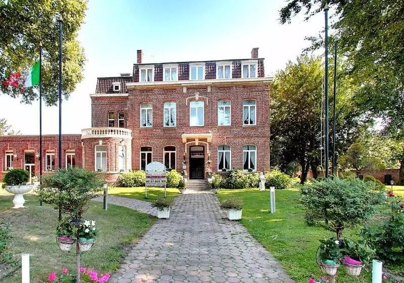 هتل Logis Manoir De Fourcy