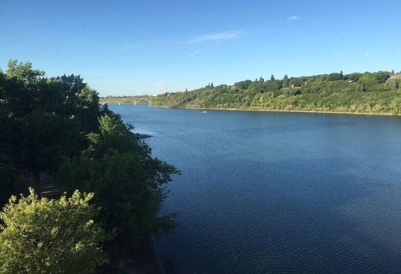 בית מלון כפרי The Inn On College