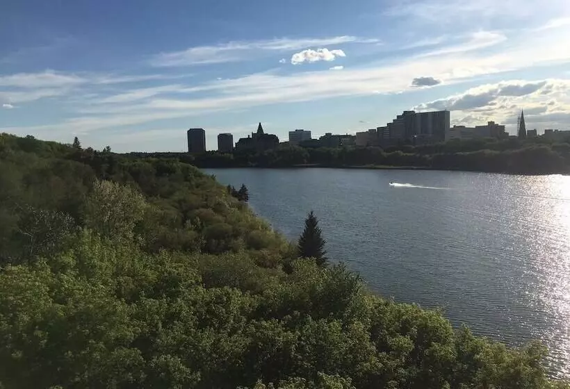 Hotel The Inn On College