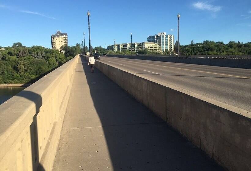 בית מלון כפרי The Inn On College