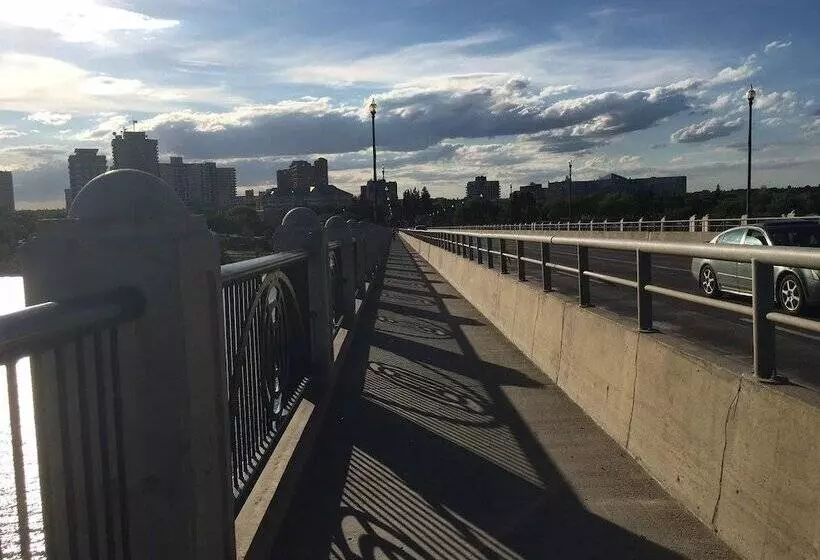 Hotel The Inn On College