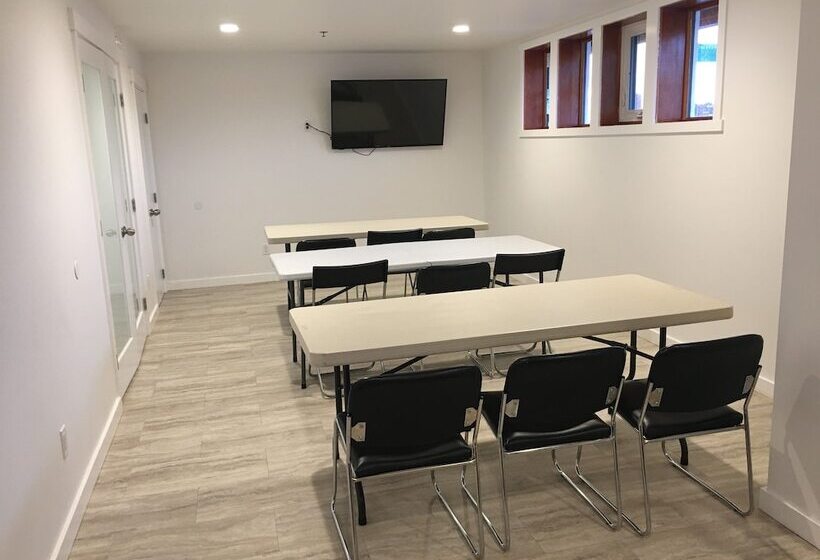 בית מלון כפרי The Inn On College