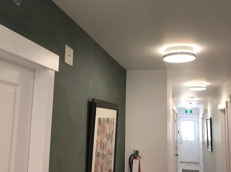 Hotel The Inn On College