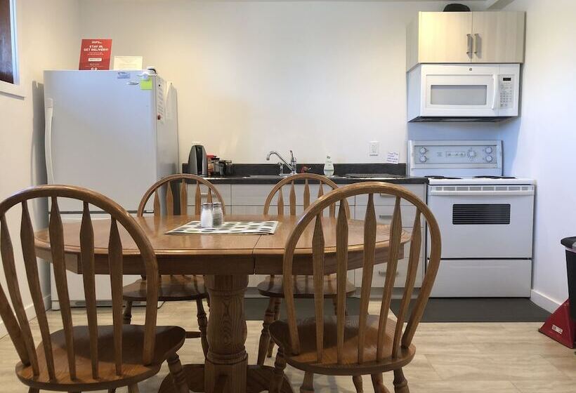 בית מלון כפרי The Inn On College