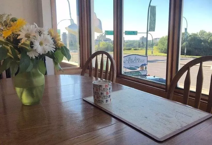 Hotel The Inn On College