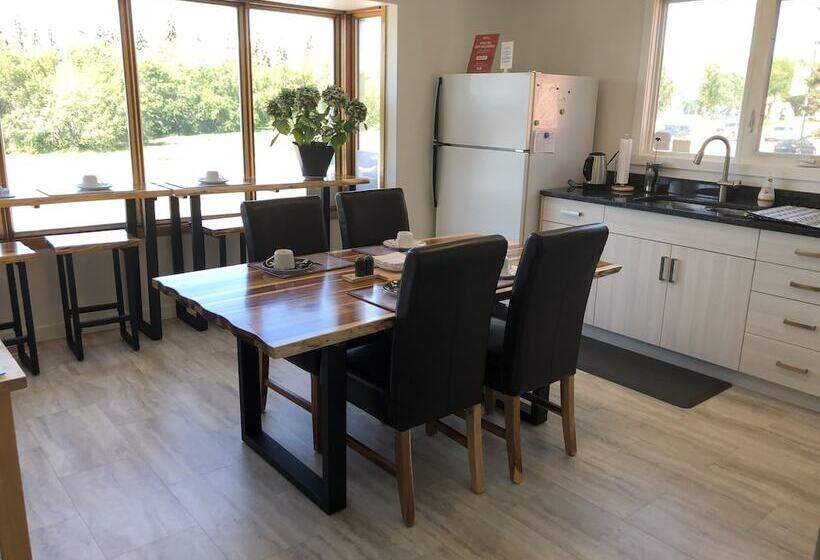 בית מלון כפרי The Inn On College