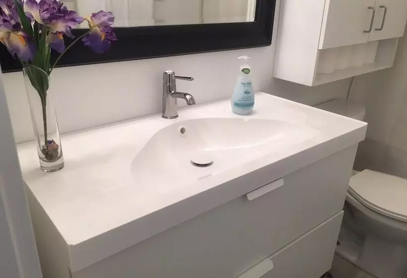 Hotel The Inn On College