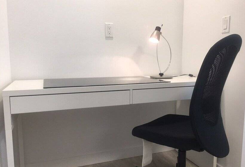 בית מלון כפרי The Inn On College